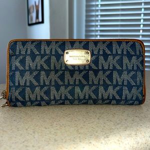 GUC ✨Michael Kors Denim w.Leather Trim Zip Around✨